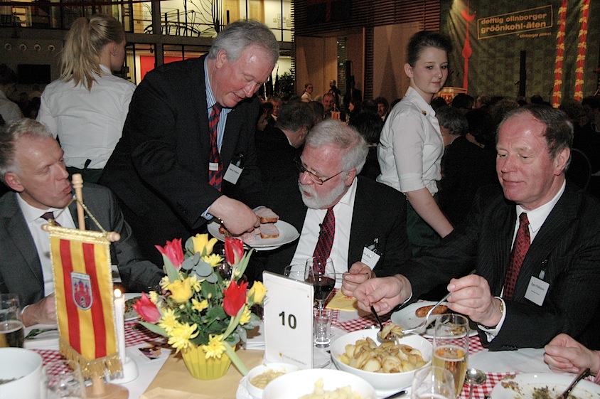 Defftig Ollnborger Gröönkohl-Äten Erwin Abel und Helmut Fokkena