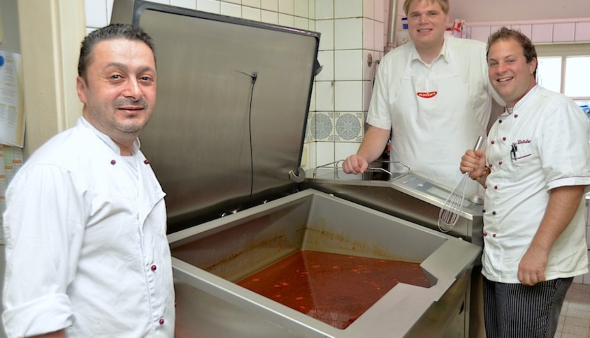 Koch Ali Duyum, Küchenmeister Andreas Lücke von FRIMA und Nico Winkelmann, Chefkoch des Bümmersteder Kruges, waren am Einweisungstag begeistert von den Ergebnissen, die das VarioCooking Center Multificiency lieferte.