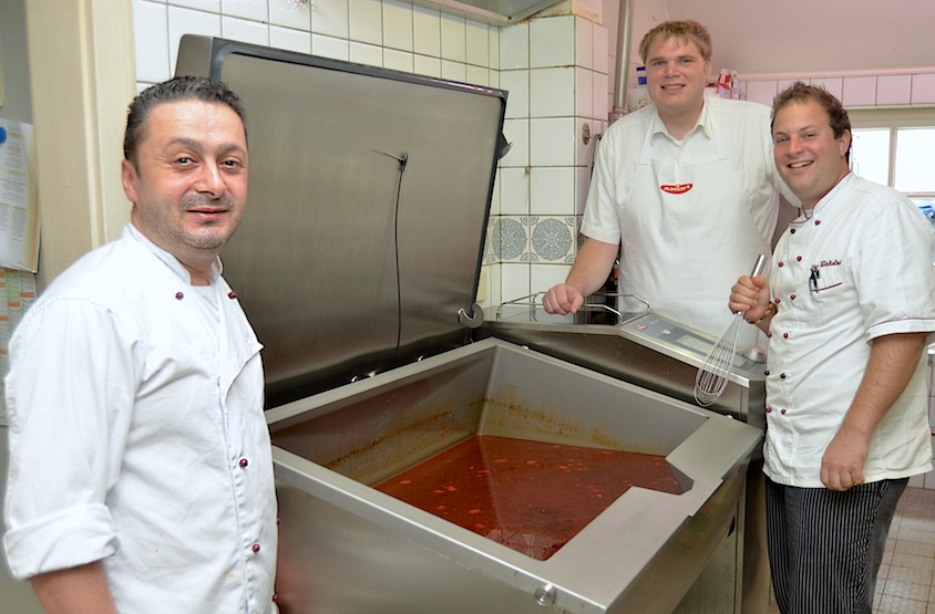 Koch Ali Duyum, Küchenmeister Andreas Lücke von FRIMA und Nico Winkelmann, Chefkoch des Bümmersteder Kruges, waren am Einweisungstag begeistert von den Ergebnissen, die das VarioCooking Center Multificiency lieferte.