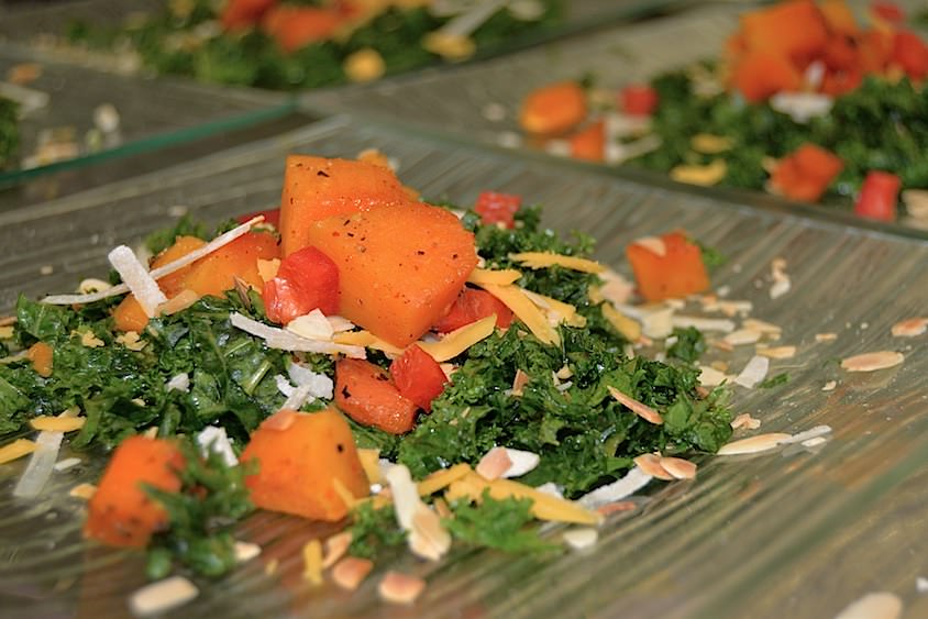 Küchenchef Nico Winkelmann hat einen Grünkohlsalat mit Kürbis nach amerikanischen Rezept gezaubert.