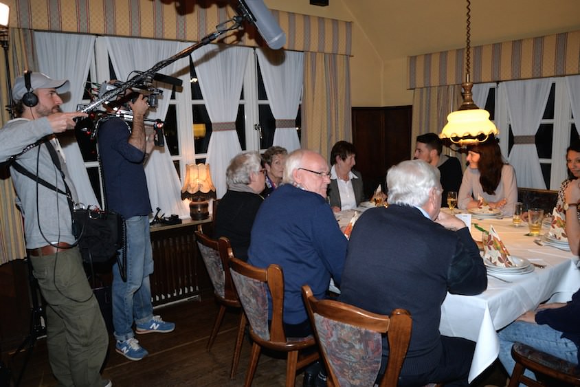 Das Galleo Kamerateam befragte eine Kohltourgruppe im Restaurant des Bümmersteder Kruges.