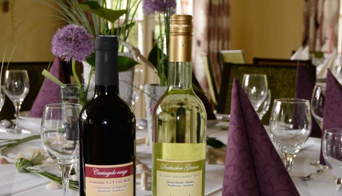 Der Bümmersteder Krug erweitert jetzt sein Angebot an edlen Tropfen um zwei Hausweine. Sowohl der Rotwein als auch der Grauburgunder kommen direkt vom Erzeuger und bieten echte Geschmackserlebnisse.