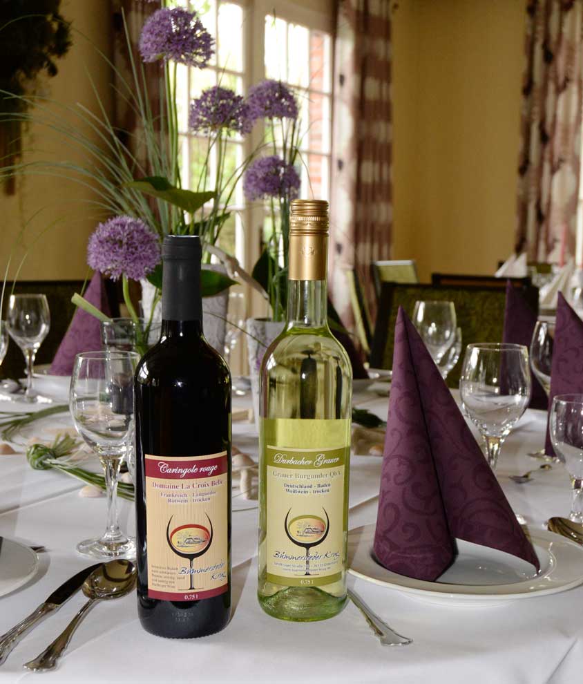 Der Bümmersteder Krug erweitert jetzt sein Angebot an edlen Tropfen um zwei Hausweine. Sowohl der Rotwein als auch der Grauburgunder kommen direkt vom Erzeuger und bieten echte Geschmackserlebnisse.