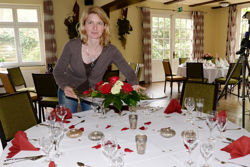 Die Floristin Monika Würdemann dekorierte Tische und sorgte für den passenden Blumenschmuck.
