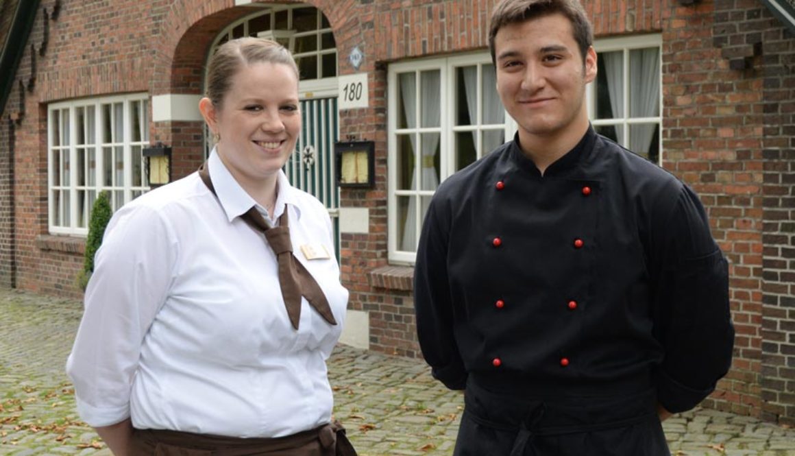 Wir vom Bümmersteder Krug begrüßen unsere neuen Azubis. In der Küche und im Service freuen wir uns über die Verstärkung durch Atakan Mersinlioglu und Annika Neiter.