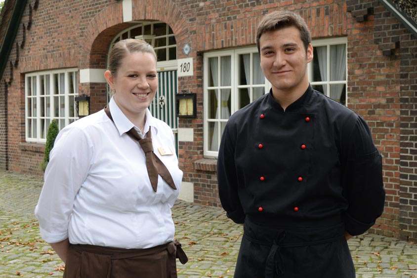 Wir vom Bümmersteder Krug begrüßen unsere neuen Azubis. In der Küche und im Service freuen wir uns über die Verstärkung durch Atakan Mersinlioglu und Annika Neiter.