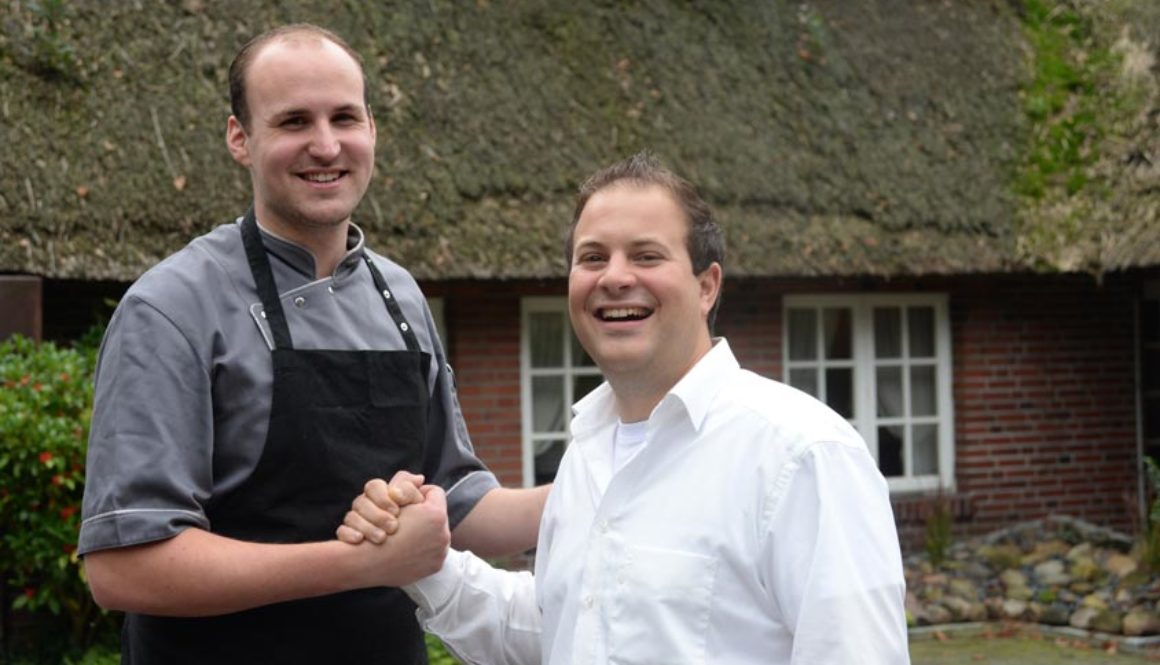 Küchenleiter Nico Winkelmann (rechts) verabschiedet Tobias Schute. Gemeinsam haben sie Spaß an der Zusammenarbeit bis zum letzten Tag.