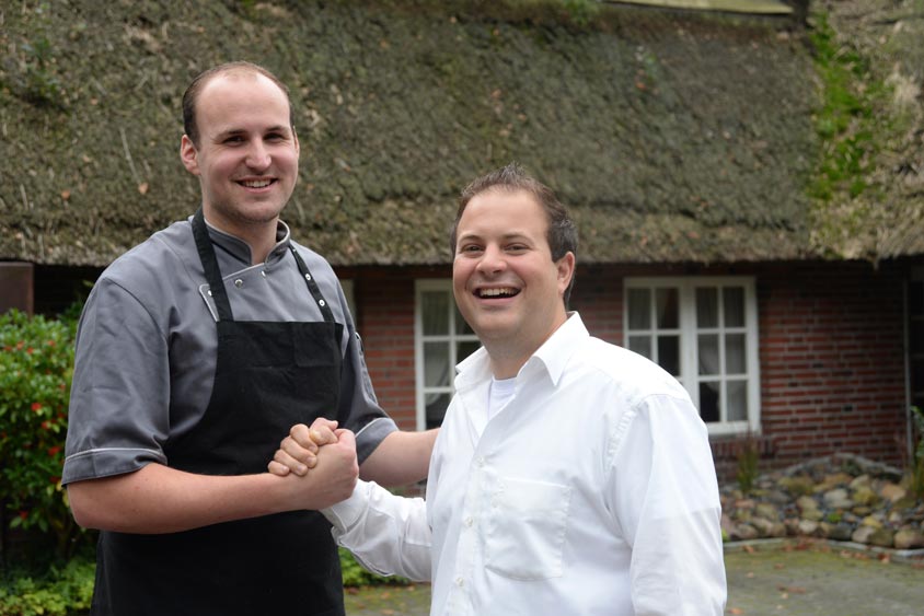 tobias-schute-nico-winkelmann-abschied Küchenleiter Nico Winkelmann (rechts) verabschiedet Tobias Schute. Gemeinsam haben sie Spaß an der Zusammenarbeit bis zum letzten Tag.