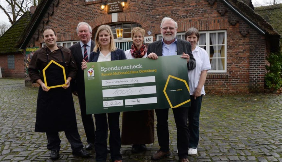 Nico Winkelmann (Bümmersteder Krug), Helmut Fokkena (Vorsitzender der Stiftung Bahn-Sozialwerk), Sarah Claßen (Ronald McDonald-Haus, Assistentin der Hausleitung), Claudia Seweron, Erwin und Hildburg Abel (alle Bümmersteder Krug) bei der Übergabe des symbolischen Schecks über 1000 Euro für das Ronald McDonald-Haus in Oldenburg.