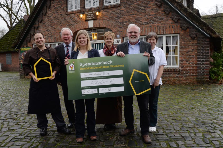 Nico Winkelmann (Bümmersteder Krug), Helmut Fokkena (Vorsitzender der Stiftung Bahn-Sozialwerk), Sarah Claßen (Ronald McDonald-Haus, Assistentin der Hausleitung), Claudia Seweron, Erwin und Hildburg Abel (alle Bümmersteder Krug) bei der Übergabe des symbolischen Schecks über 1000 Euro für das Ronald McDonald-Haus in Oldenburg.