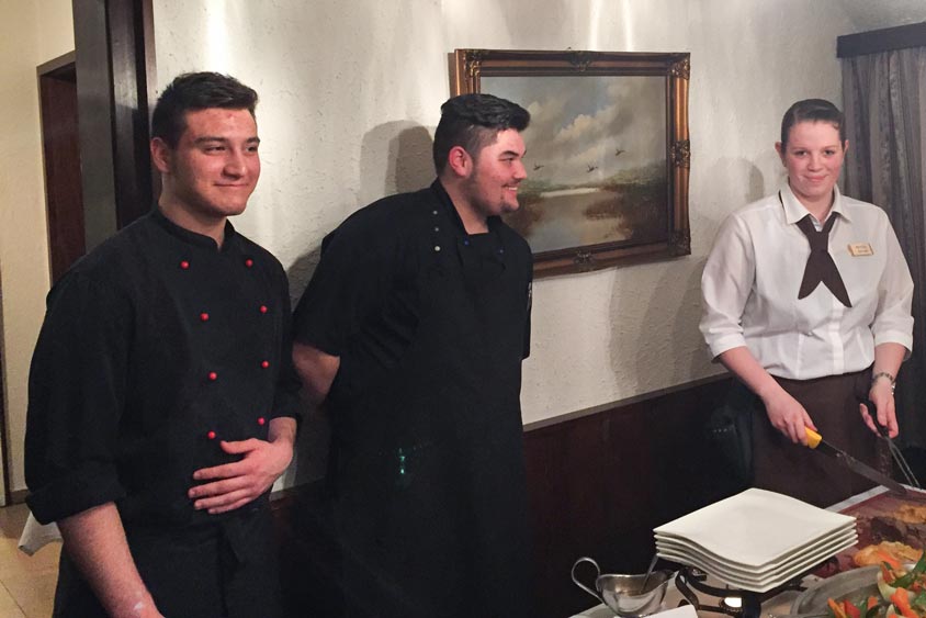 Azubis vor der Hauptspeise.