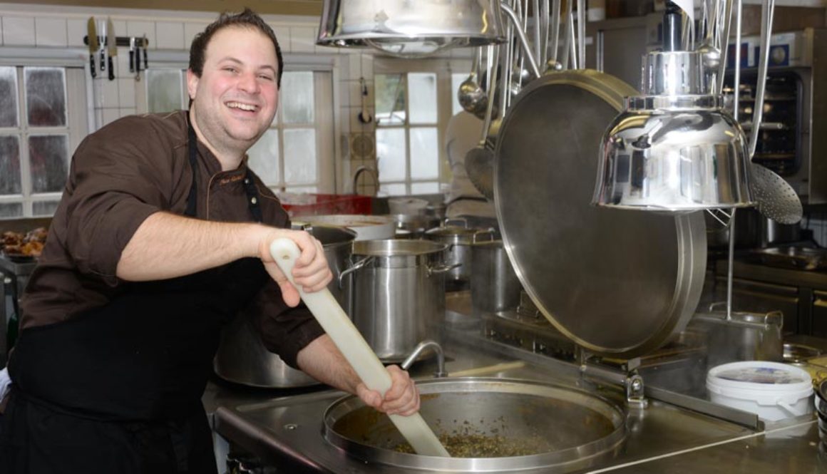 Die Vorbereitungen laufen auf Hochtouren. Küchenleiter Nico Winkelmann bereitet den traditionellen Grünkohl für Berlin vor.