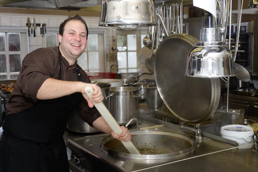 Die Vorbereitungen laufen auf Hochtouren. Küchenleiter Nico Winkelmann bereitet den traditionellen Grünkohl für Berlin vor.