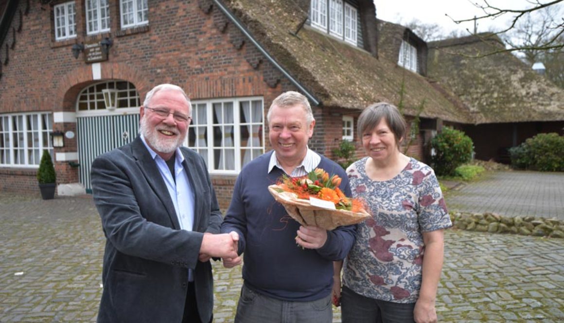 Zum Abschied überreichten Erwin und Hildburg Abel mit einem herzlichen Dankeschön Blumen an Enno van Geuns.
