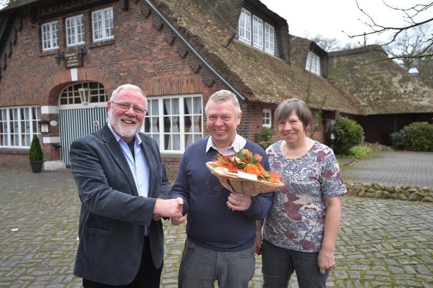 Zum Abschied überreichten Erwin und Hildburg Abel mit einem herzlichen Dankeschön Blumen an Enno van Geuns.