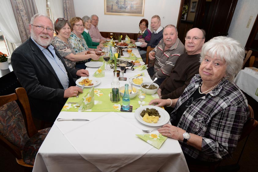Mit Nachbarn und Freunden verabschiedet sich die Familie Abel von der laufenden Grünkohlsaion.