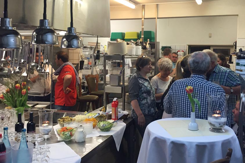 Rund 20 Mitarbeiter fanden sich in der Küche des Bümmersteder Kruges ein, um bei guter Stimmung zu feiern.