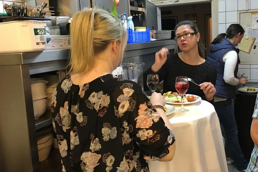 Rund 20 Mitarbeiter fanden sich in der Küche des Bümmersteder Kruges ein, um bei guter Stimmung zu feiern.