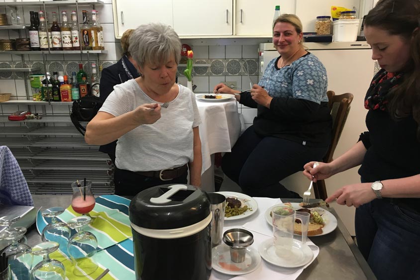 Rund 20 Mitarbeiter fanden sich in der Küche des Bümmersteder Kruges ein, um bei guter Stimmung zu feiern.