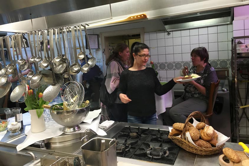 Rund 20 Mitarbeiter fanden sich in der Küche des Bümmersteder Kruges ein, um bei guter Stimmung zu feiern.