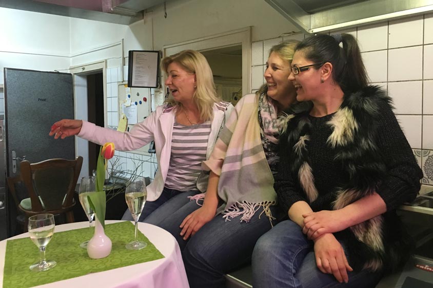 Rund 20 Mitarbeiter fanden sich in der Küche des Bümmersteder Kruges ein, um bei guter Stimmung zu feiern.