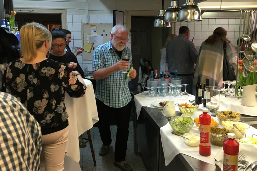 Rund 20 Mitarbeiter fanden sich in der Küche des Bümmersteder Kruges ein, um bei guter Stimmung zu feiern.