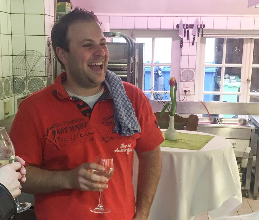 Rund 20 Mitarbeiter fanden sich in der Küche des Bümmersteder Kruges ein, um bei guter Stimmung zu feiern.