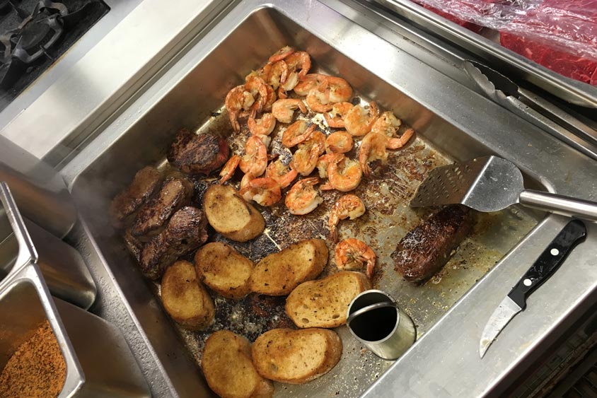 Rund 20 Mitarbeiter fanden sich in der Küche des Bümmersteder Kruges ein, um bei guter Stimmung zu feiern.