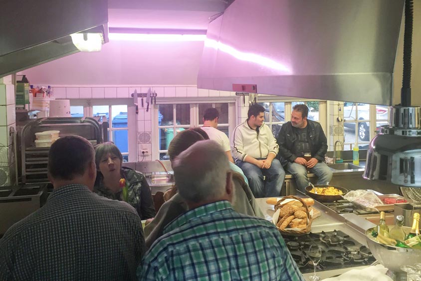 Rund 20 Mitarbeiter fanden sich in der Küche des Bümmersteder Kruges ein, um bei guter Stimmung zu feiern.