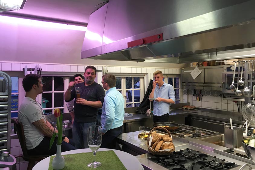 Rund 20 Mitarbeiter fanden sich in der Küche des Bümmersteder Kruges ein, um bei guter Stimmung zu feiern.