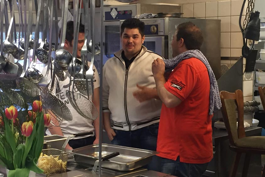 Rund 20 Mitarbeiter fanden sich in der Küche des Bümmersteder Kruges ein, um bei guter Stimmung zu feiern.