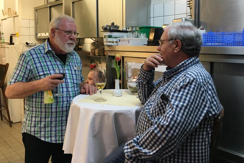 Rund 20 Mitarbeiter fanden sich in der Küche des Bümmersteder Kruges ein, um bei guter Stimmung zu feiern.