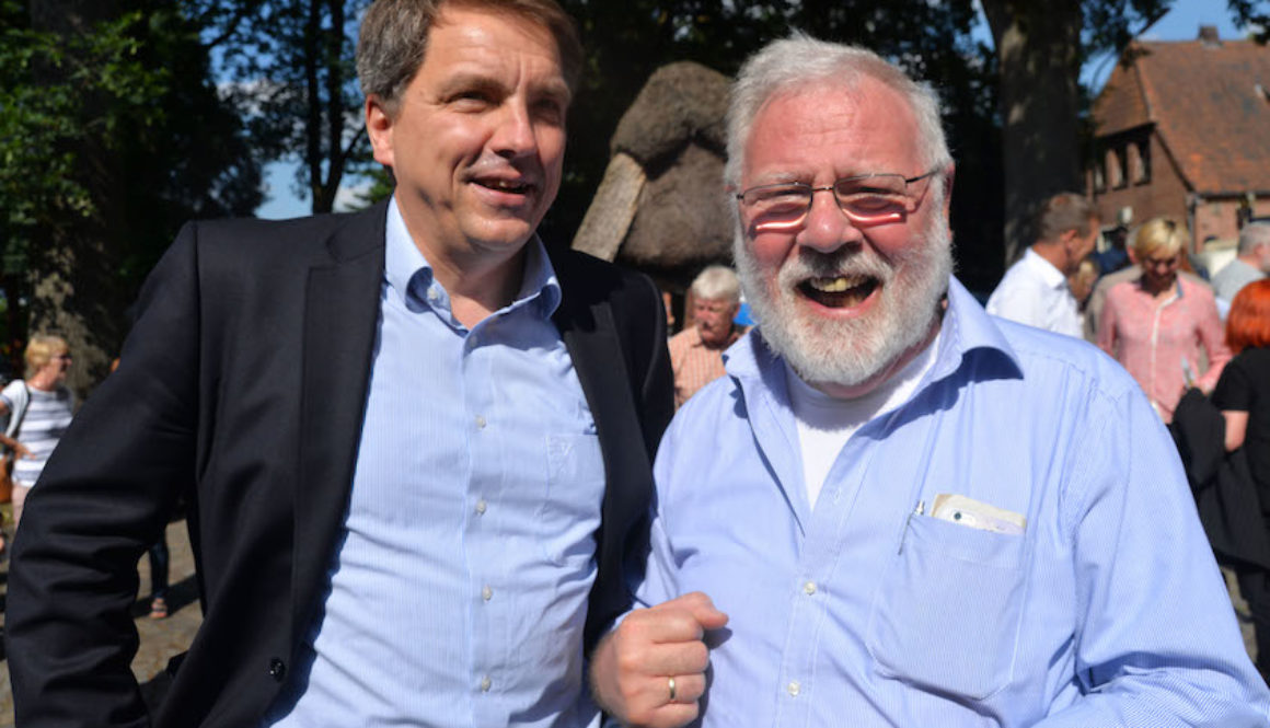 Oberbürgermeister Jürgen Krogmann und Erwin Abel während des Platzkonzertes vor dem Bümmersteder Krug.