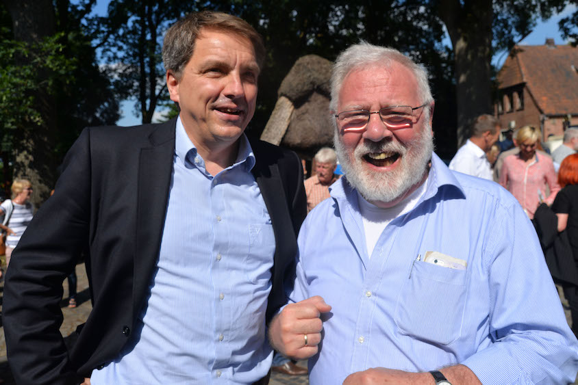 Oberbürgermeister Jürgen Krogmann und Erwin Abel während des Platzkonzertes vor dem Bümmersteder Krug.