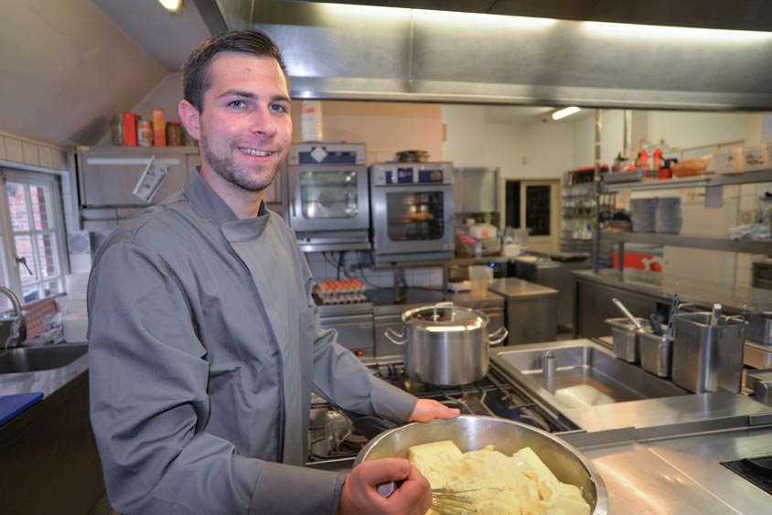 Patrick Kubicki hat im Bümmersteder Krug eine Ausbildung zum Koch begonnen.