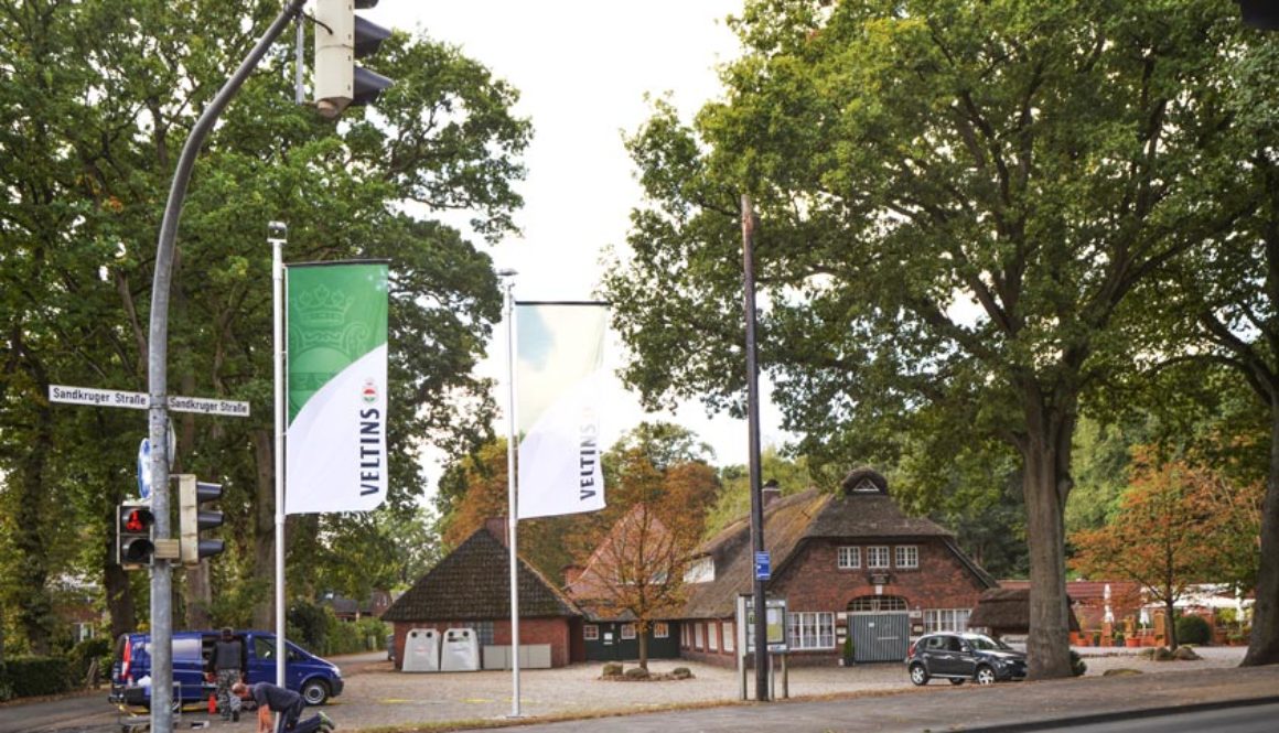 Gestern wurden vor dem Bümmersteder Krug zwei neue Fahnenmasten mit Fluchtlicht aufgestellt.