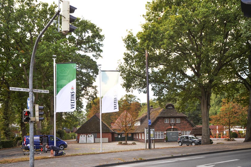 Gestern wurden vor dem Bümmersteder Krug zwei neue Fahnenmasten mit Fluchtlicht aufgestellt.