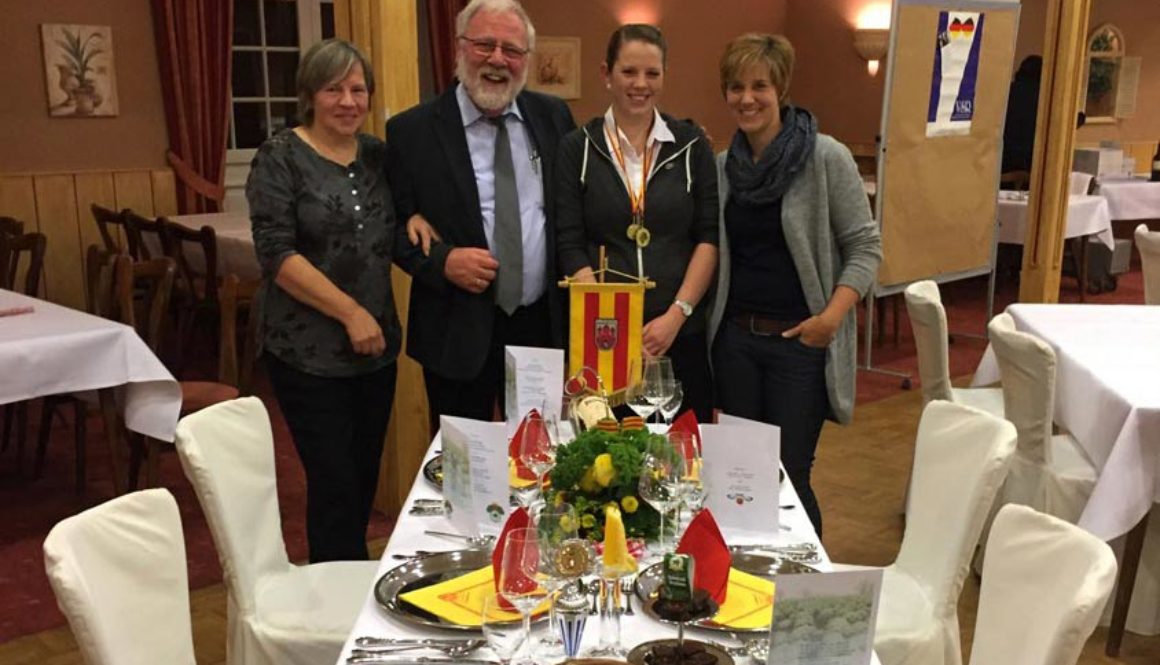 Unsere Auszubildende Annika Neiter hat es geschafft: Sie fuhr gestern den 1. Platz beim Nachwuchswettbewerb des Berufsverbandes für Restaurant- und Hotelfachkräfte Weser-Ems (VSR) ein.