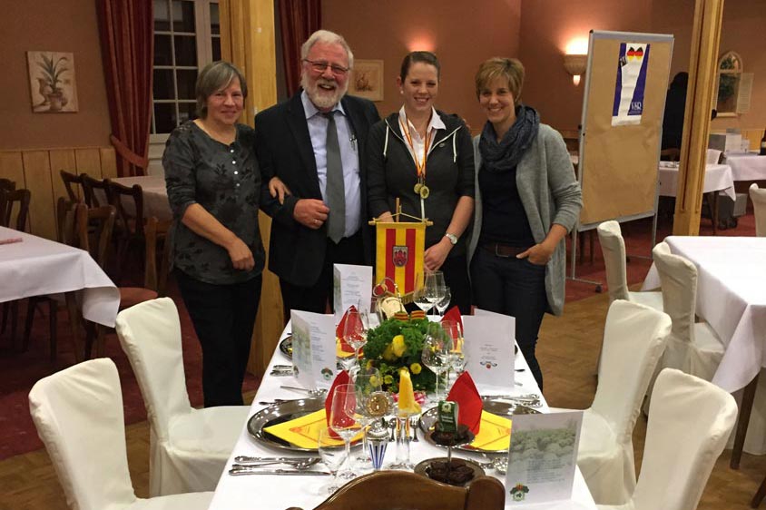 Unsere Auszubildende Annika Neiter hat es geschafft: Sie fuhr gestern den 1. Platz beim Nachwuchswettbewerb des Berufsverbandes für Restaurant- und Hotelfachkräfte Weser-Ems (VSR) ein.