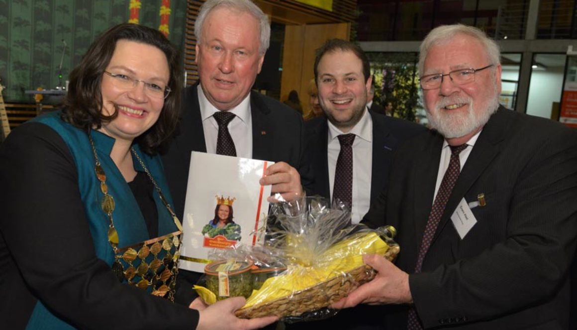 Helmut Fokkena, Nico Winkelmann und Erwin Abel überreichten der neuen Grünkohlkönigin Andrea Nahles Geschenke aus Oldenburg.