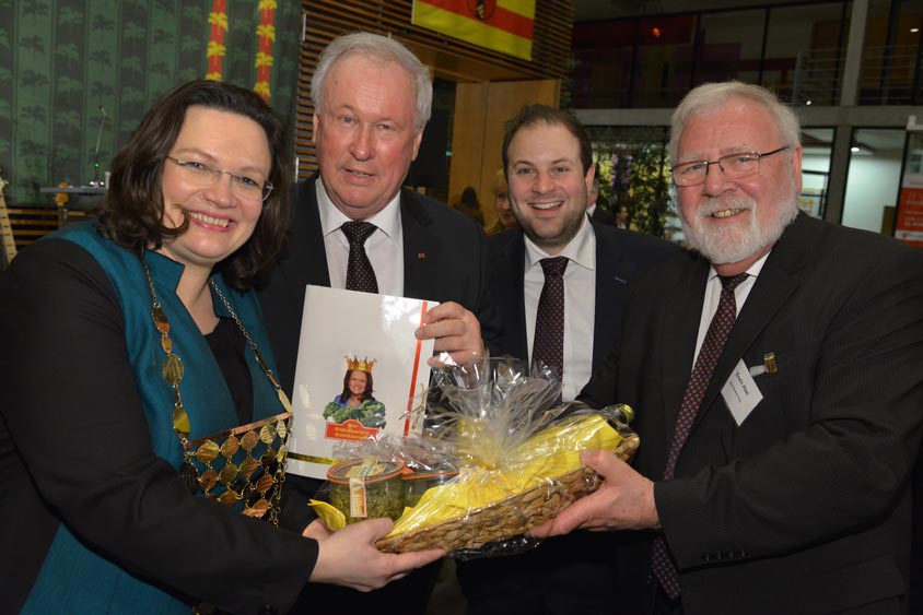 Helmut Fokkena, Nico Winkelmann und Erwin Abel überreichten der neuen Grünkohlkönigin Andrea Nahles Geschenke aus Oldenburg.