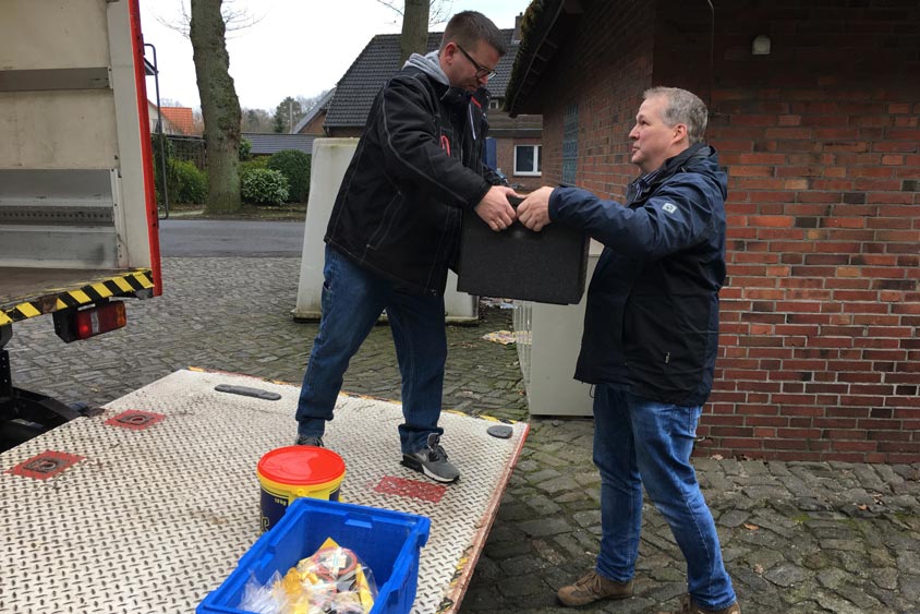 Der Lkw wird beladen.