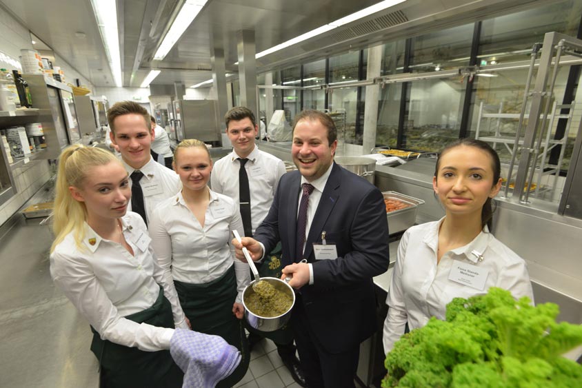 Küchenleiter Nico Winkelmann umrahmt von Auszubildenden des Hotel- und Gastronomiegewerbes aus der Region Oldenburg, die für den guten Service gesorgt haben.