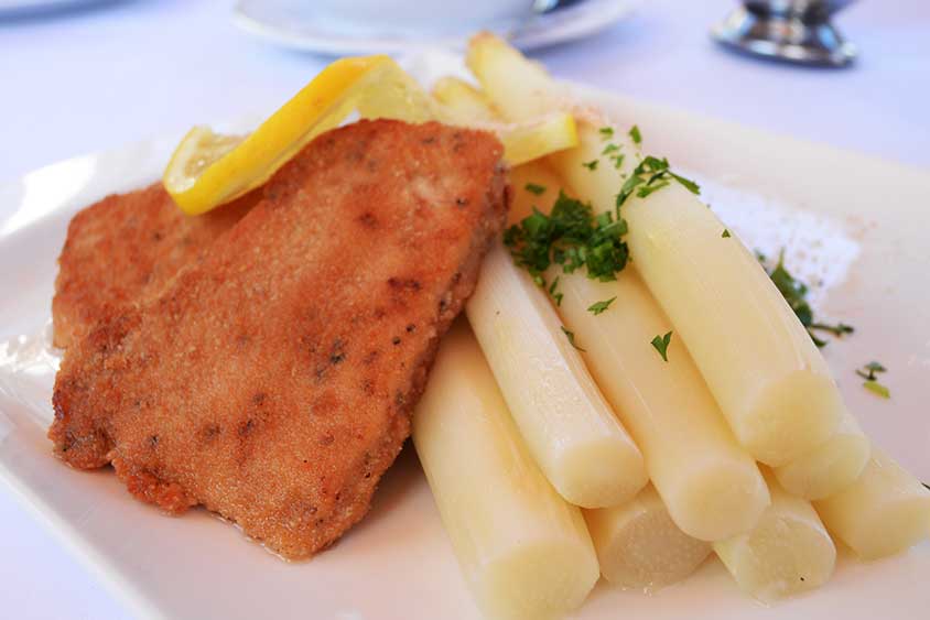 Im Bümmersteder Krug kündigt sich mit dem Frühling auch die Spargelzeit an.