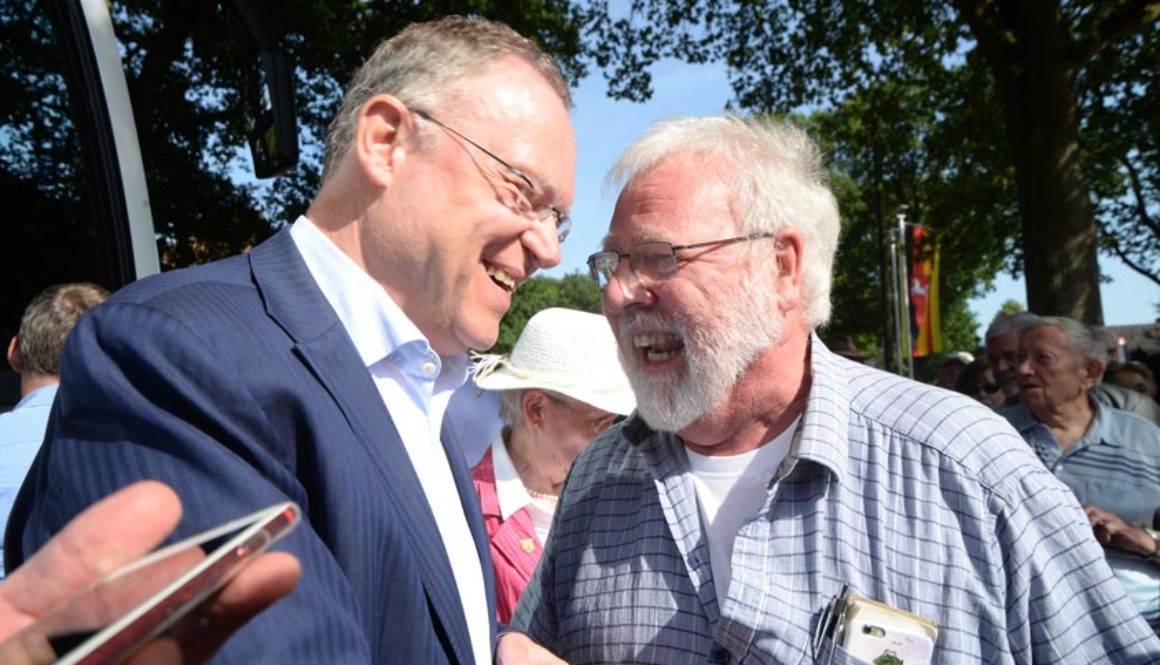 Stephan Weil und Erwin Abel vorm Bümmesteder Krug.
