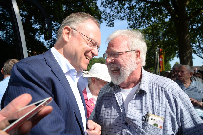 Stephan Weil und Erwin Abel vorm Bümmesteder Krug.