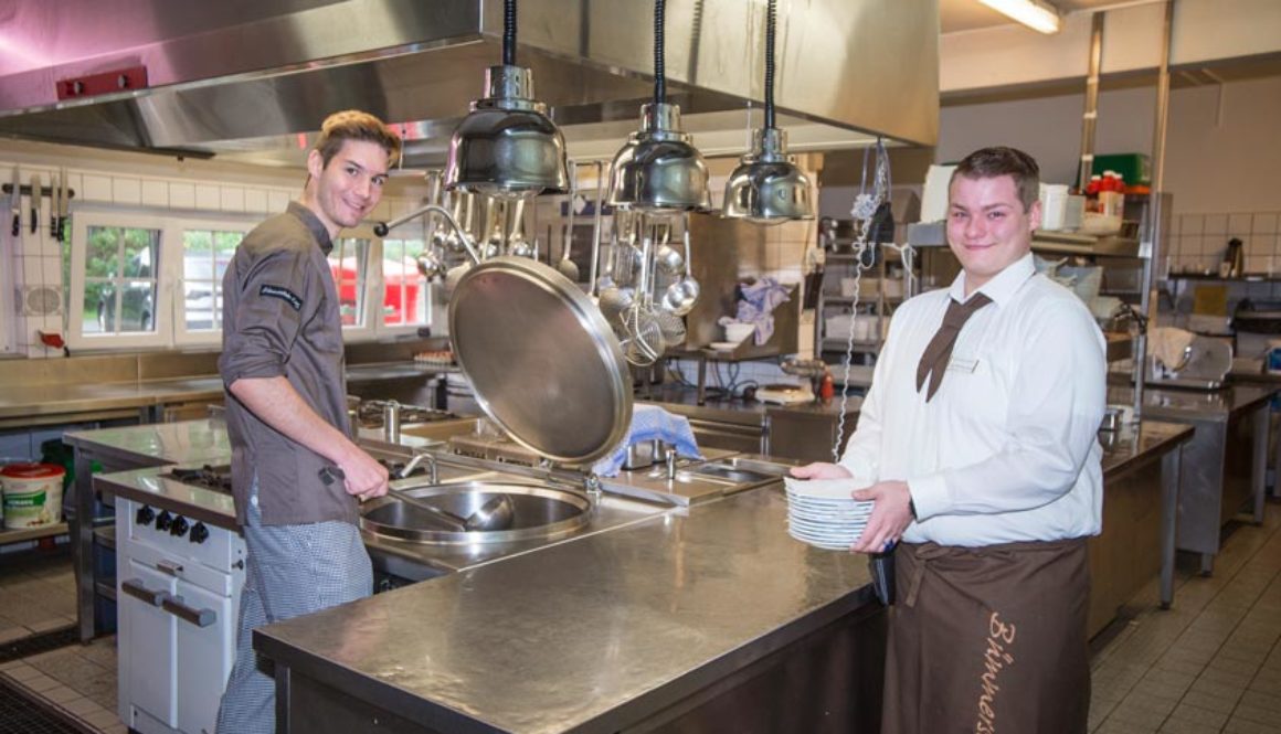 Niko Jagusch und Jan-Phillipp Noll haben ihre Ausbildung im Bümmersteder Krug begonnen.