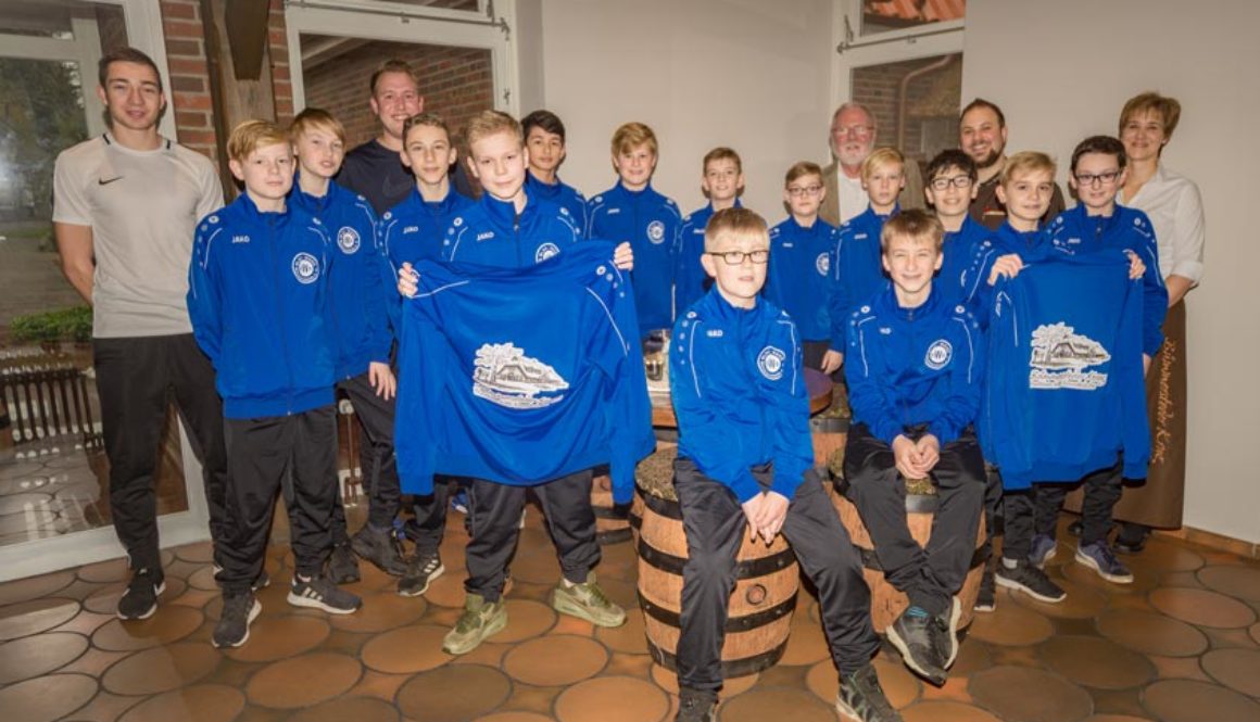 Mit Rückenwind vom Bümmersteder Krug wird ab sofort die D1-Jugend des Blau-Weiß Bümmerstede antreten. Spieler und Trainer haben Trainingsanzüge bekommen.
