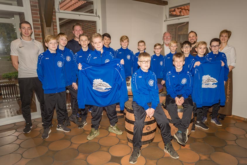 Mit Rückenwind vom Bümmersteder Krug wird ab sofort die D1-Jugend des Blau-Weiß Bümmerstede antreten. Spieler und Trainer haben Trainingsanzüge bekommen.