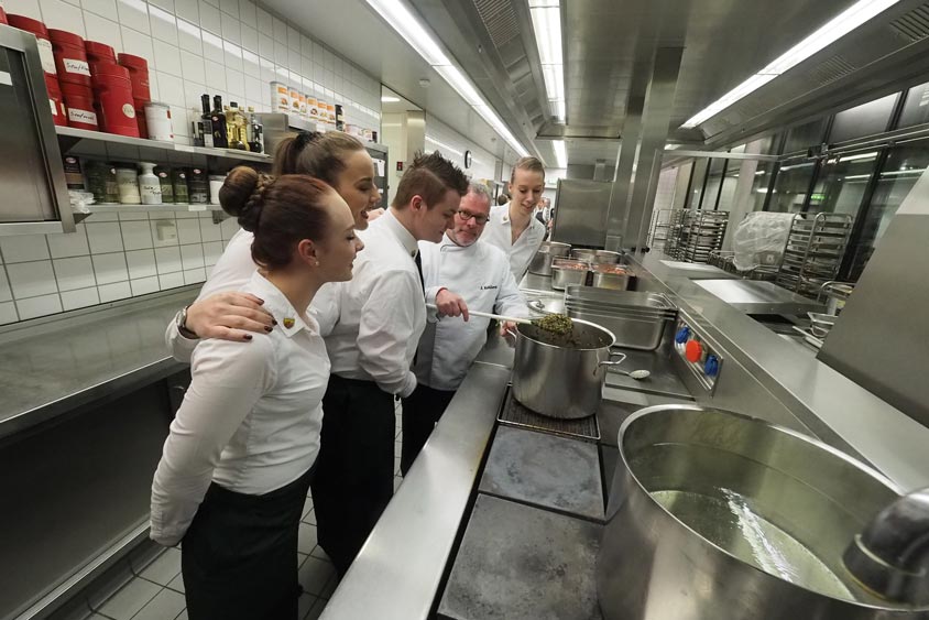 Die Auszubildende des Hotel- und Gastronomiegewerbes – auch aus unserem Haus – betreuten die Gäste an den Tischen und servierten: 200 Kilogramm Grünkohl, 60 Kilogramm Fleischpinkel, 95 Kilogramm Kasseler-Kotelett ohne Knochen, 50 Kilogramm Kochmettwurst und 38 Kilogramm geräucherten Speck – alles von regionalen Produktionsbetrieben.